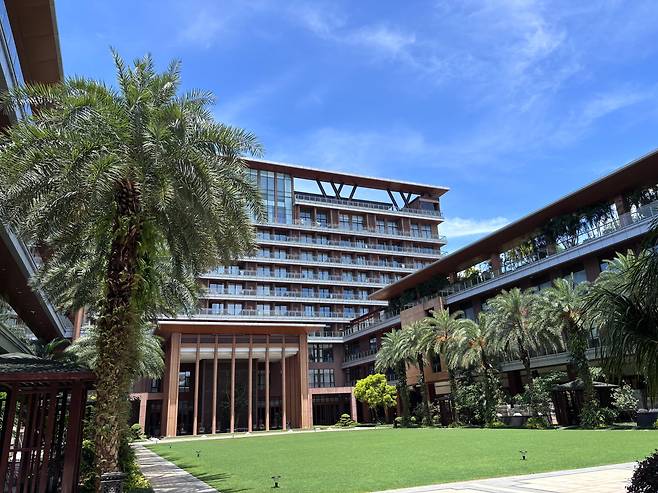 이링그룹이 러청 국제의료관광 선행구에 설립한 이링병원 내부. 휴양지 리조트와 닮았다. 1층에는 뷔페 식당이 있다. /하이난(중국)=이은영 특파원