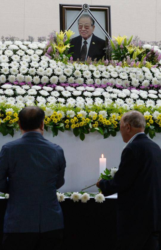 2018년 6월 24일 오전 충남 부여군 부여중학교 체육관에 마련된 故 김종필 전 국무총리 분향소를 찾은 조문객들이 헌화를 하고 있다. 대전일보DB.