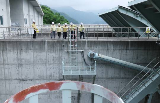 윤석대 한국수자원공사 사장과 임직원들이 최근 소양강댐에서 보조여수로를 점검하고 있다. 한국수자원공사 제공
