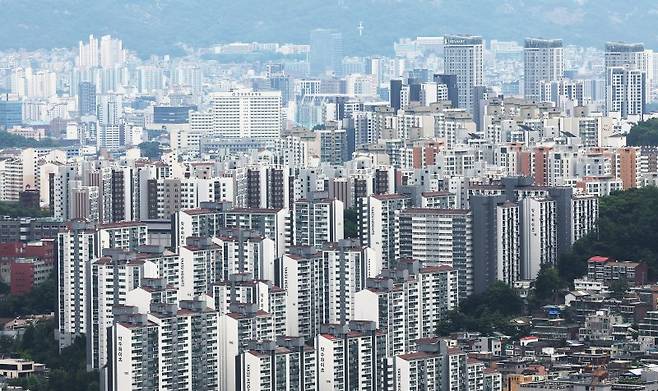 서울 중구 남산에서 내려다본 아파트 단지 모습. 뉴스1