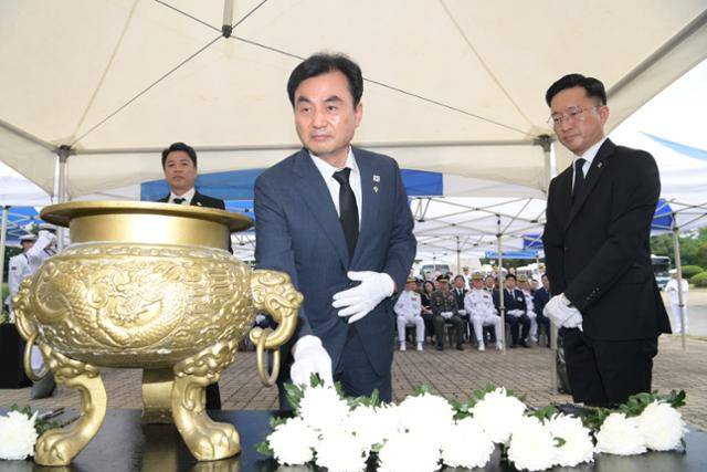 29일 경기 평택시 해군제2함대사령부에서 거행된 제2연평해전 승전 23주년 기념행사에 참석한 안규백 더불어민주당 의원(국방부장관 후보자)이 제2연평해전 전승비에서 헌화를 하고 있다. 해군 제공