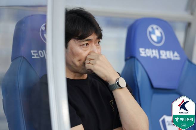 29일 수원월드컵경기장에서 열린 수원과 부산의 하나은행 K리그2 2025 18라운드. 변성환 수원 감독의 모습. 사진=프로축구연맹
