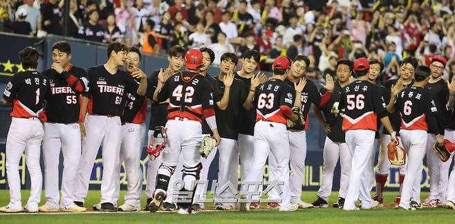 29일 오후 잠실야구장에서 열린 2025 프로야구 KIA와 LG 경기. KIA가 12-2 승리했다. 경기 종료 후 이범호 감독과 선수들이 하이파이브를 하고 있다. 잠실=정시종 기자 capa@edaily.co.kr /2025.06.29.