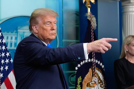 도널드 트럼프 미국 대통령이 27일(현지시간) 미국 워싱턴 DC 백악관에서 연방 대법원의 출생 시민권 금지 관련 판결 후 기자회견을 하고 있다. EPA=연합뉴스