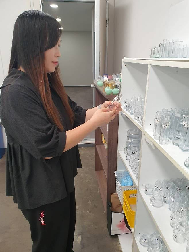 방지현 대리가 샘플 용기를 점검하고 있다. 안성=윤현주 기자