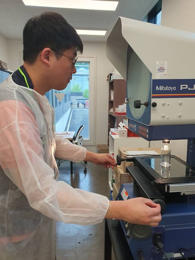 김명국 과장이 윤곽투영기를 활용해 정밀 사이즈를 확인 중이다. 안성=윤현주 기자