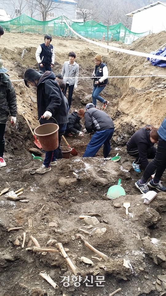 대전 동구 낭월동 산내 민간인 학살 사건 현장에서 2015년 유해 발굴 작업이 진행되고 있다. 이종섭 기자