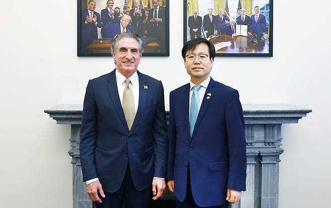 여한구 산업통상자원부 통상교섭본부장이 27일(현지시간) 미국 워싱턴 D.C. 백악관에서 더그 버검 백악관 국가에너지위원회 위원장 겸 내무부 장관과 면담을 갖고, LNG 등 양국 에너지 협력 등에 대해 논의하였다.