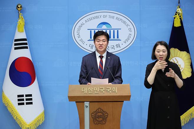 박상혁 더불어민주당 수석대변인이 지난 26일 서울 여의도 국회 소통관에서 ‘정치검찰 조작 기소 진상규명을 위한 TF’ 발족 관련 브리핑을 하고 있다. 연합뉴스