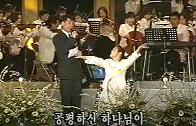 1996년 4월 열린음악회(KBS)에 배우 박상원과 함께 무대에 오른 송명희 시인의 모습. 유튜브 캡처
