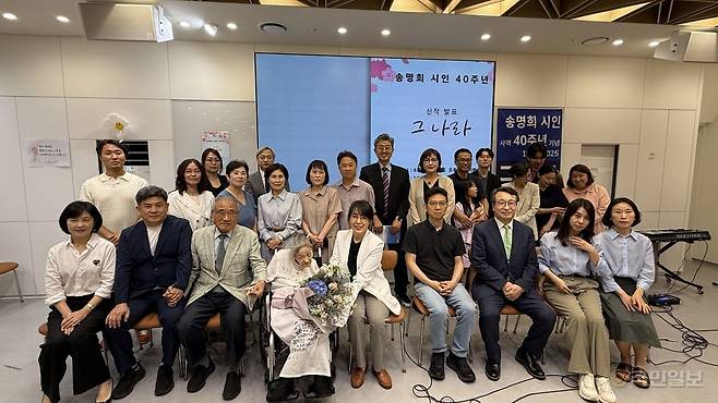 송명희 시인(앞줄 왼쪽 네 번째)이 21일 성남 만나교회에서 열린 ‘40주년 기념 시집 발표회’를 마친 뒤 참석자들과 기념촬영을 하고 있다.