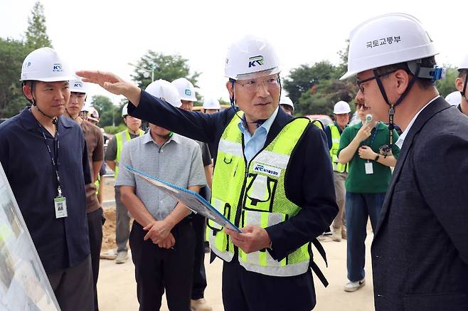 이성해(가운데) 국가철도공단 이사장이 27일 GTX-A 구성역 5번 출입구 공사 현장에서 현장점검을 하고 있다. 국가철도공단 제공