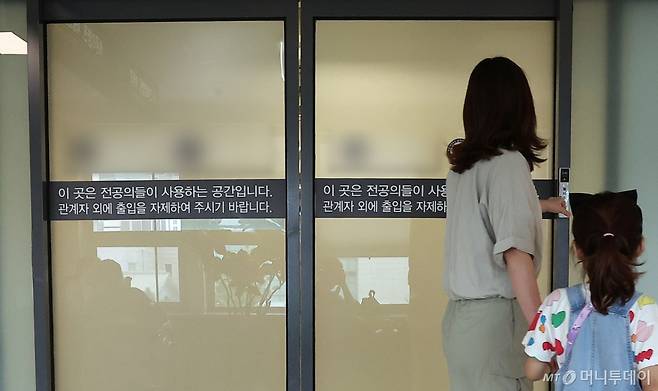 (서울=뉴스1) 김진환 기자 = 의대 증원에 반대해온 박단 대한전공의협회 비대위원장이 사퇴한 가운데 서울대병원과 서울아산병원, 세브란스병원 등 빅3 대형병원 전공의들이?조건부 복귀 의사를 밝혔다. 전공의들은 온·오프라인 대의원총회를 잇따라 열고 새로운 지도부 구성 및 정부와의 대화 준비를 논의할 계획이다. 사진은 25일 오후 서울 시내 한 대학병원 내 전공의 전용공간 앞으로 시민들이 지나고 있다. 2025.6.25/뉴스1 Copyright (C) 뉴스1. All rights reserved. 무단 전재 및 재배포, AI학습 이용 금지. /사진=(서울=뉴스1) 김진환 기자