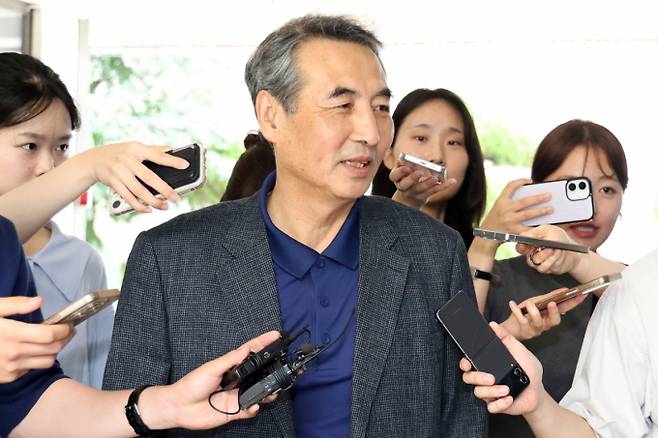 김건희 여사가 퇴원하면서 특검 소환 조사가 임박했단 전망이 나오고 있다. 사진은 김 여사 의혹 관련 사건을 맡은 민중기 특별검사가 29일 오전 서울 서초구 사무실로 출근하는 모습. /사진=뉴스1