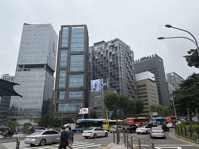 양재역 사거리에 있는 기업 및 오피스 빌딩 전경. 정주원 기자