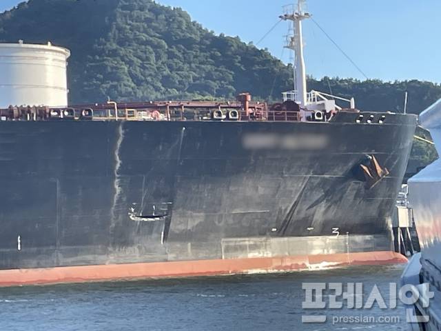 ▲항해 중인 핫코일 운반 선박과 충돌해 파공이 발생한 LPG운반선.ⓒ여수해경