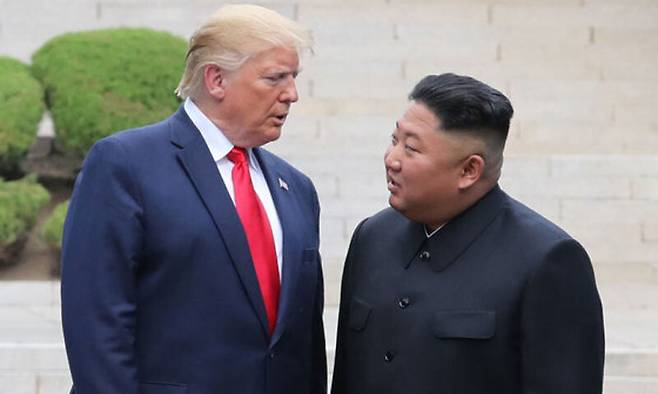 2019년 6월 30일 도널드 트럼프 미국 대통령과 북한 김정은 국무위원장이 판문점 군사분계선 북측 지역에서 만나 인사한 뒤 남측 지역으로 이동하기 전 대화하고 있다. 연합뉴스
