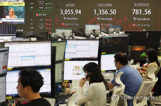 27일 오후 서울 중구 하나은행 본점 딜링룸. 연합뉴스