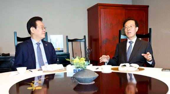 2024년 11월 28일 이재명 더불어민주당 대표와 이석연 전 법제처장이 서울 여의도 한 식당에서 만나 대화를 나누고 있다. 뉴시스