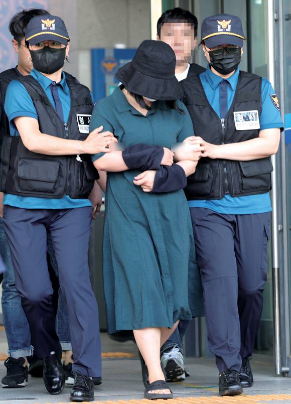 2023년 6월2일 또래 여성을 살해하고 시신을 유기한 정유정이 부산 동래경찰서에서 나와 검찰로 송치되고 있다. ⓒ연합뉴스