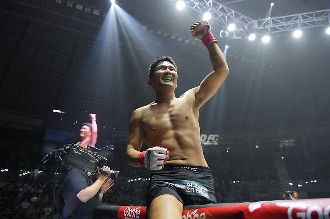 윤형빈이 28일 서울 장충체육관에서 열린 ‘굽네 ROAD FC 073’ 스페셜 이벤트 매치에서 200만 유튜버 밴쯔를 펀치 한 방으로 제압한 뒤 케이지 위에 올라 기쁨을 만끽하고 있다. 사진제공|로드FC