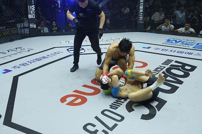 윤형빈(뒤)이 28일 서울 장충체육관에서 열린 ‘굽네 ROAD FC 073’ 스페셜 이벤트 매치에서 200만 유튜버 밴쯔(우래)를 펀치 한 방으로 쓰러트린 뒤 파운딩하고 있다. 사진제공|로드FC