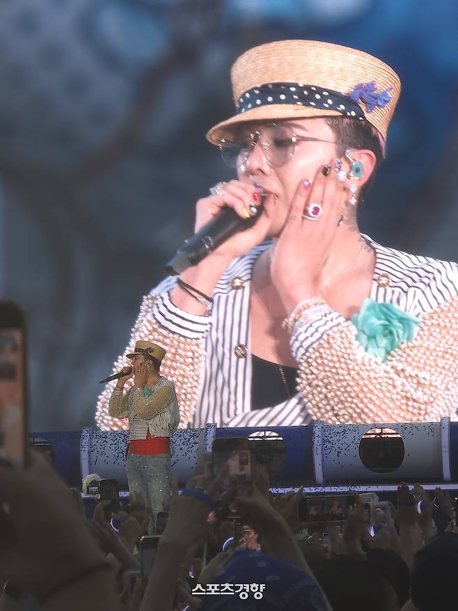 지드래곤이 지난 28일 인천아시아드 주경기장에서 개최된 ‘싸이흠뻑쇼 서머스웨그 2025’에 게스트로 등장했다. 사진|김원희 기자