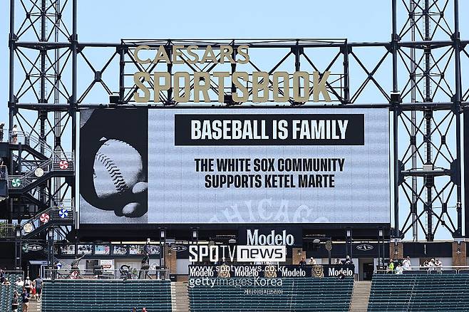 ▲ 시카고 화이트삭스가 케텔 마르테를 지지하는 내용의 문구를 전광판에 띄웠다.