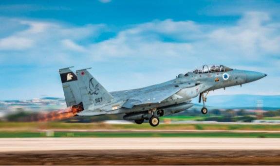 이스라엘 공군 F-15D 전투기가 장거리 광학정찰포드 ‘LOROP’를 장착한 채 출격하고 있다. 이스라엘 공군 제공