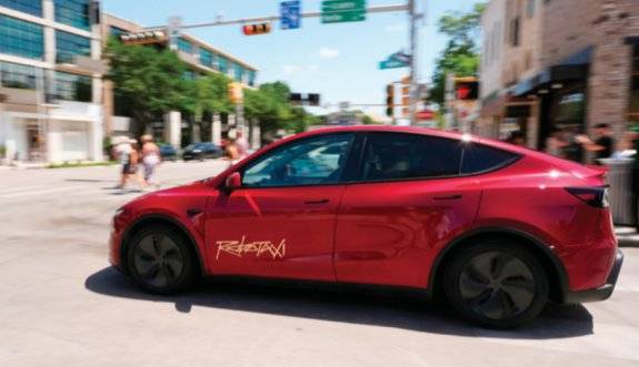 테슬라의 무인 로보택시가 6월 22일(현지 시간) 미국 텍사스주 오스틴 시내를 주행하고 있다. 뉴시스