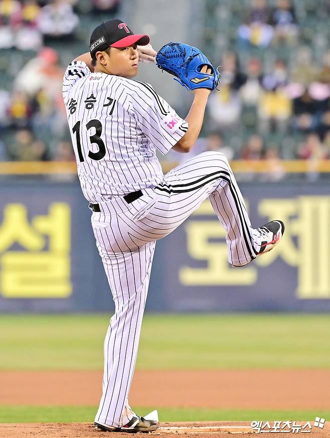 27일 오후 서울 송파구 잠실야구장에서 열린 '2025 신한 SOL Bank KBO리그' 한화 이글스와 LG 트윈스의 경기, 1회초 LG 선발투수 송승기가 공을 힘차게 던지고 있다. 엑스포츠뉴스 DB