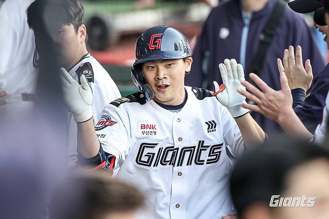 롯데 자이언츠 박찬형이 지난 27일 KT 위즈전에서 프로 데뷔 첫 홈런을 친 뒤 더그아웃으로 들어와 축하 받고 있다. 롯데 자이언츠