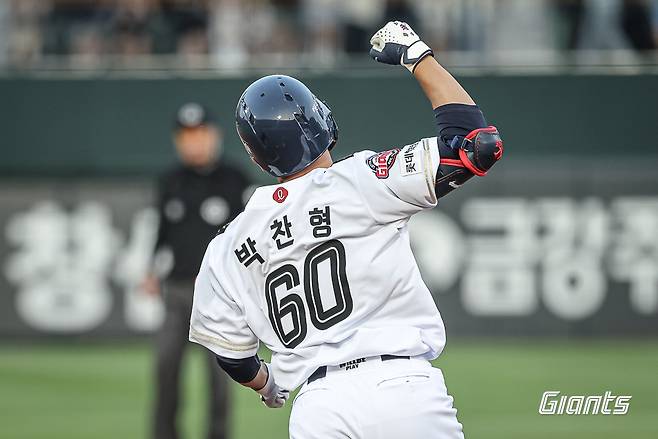 롯데 자이언츠 박찬형이 지난 27일 KT 위즈전에서 프로 데뷔 첫 홈런을 친 뒤 세리머니하고 있다. 롯데 자이언츠