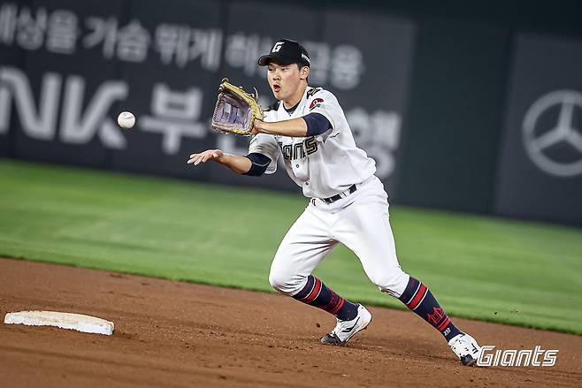 롯데 자이언츠 박찬형이 지난 27일 KT 위즈전에서 수비하고 있다. 롯데 자이언츠