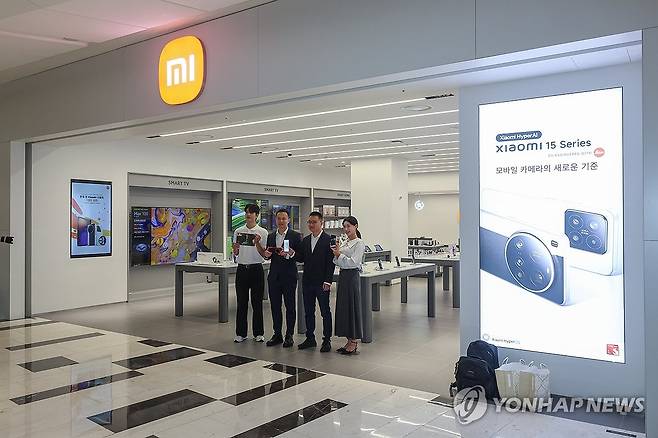 여의도에 국내 첫 공식 오프라인 스토어 오픈한 샤오미 (서울=연합뉴스) 서대연 기자 = 25일 샤오미 국내 첫 공식 오프라인 매장 오픈 기념행사가 열린 서울 여의도 샤오미 스토어 서울 IFC몰 여의도점의 모습. 2025.6.25 dwise@yna.co.kr