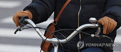 자전거 출근 (서울=연합뉴스) 서대연 기자 = 광화문네거리에서 한 시민이 장갑을 끼고 자전거를 타고 있다. 2023.12.13 dwise@yna.co.kr