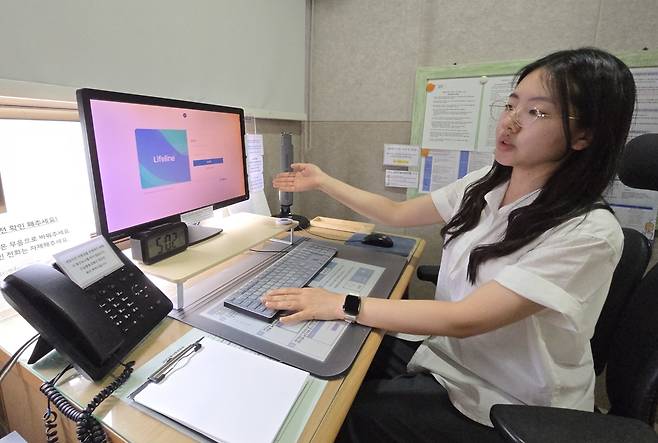 생명의전화 상담부스 (서울=연합뉴스) 이세원 기자 = 26일 오후 서울 성북구 소재 사회복지법인 생명의전화에서 상담사 유소현 대리가 전화 상담 부스에 관해 설명하고 있다.