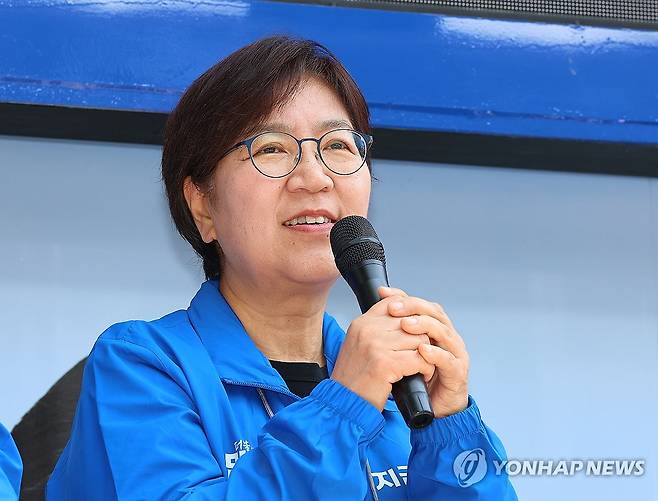 이재명 후보 지지 호소하는 정은경 총괄선대위원장 (인천=연합뉴스) 임순석 기자 = 더불어민주당 정은경 총괄선대위원장이 6·3 대통령선거 공식 선거운동 첫날인 12일 인천 중구 답동성당 앞 사거리에서 시민들에게 이재명 대선 후보 지지를 호소하고 있다. 2025.5.12 soonseok02@yna.co.kr