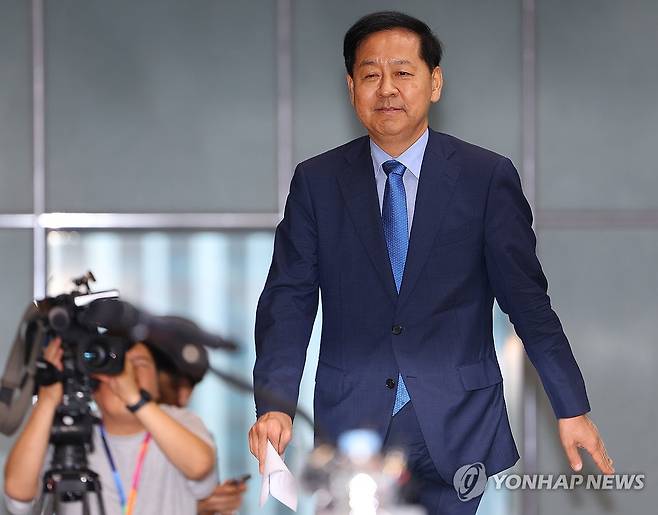 기자간담회 참석하는 구윤철 경제부총리 후보자 (서울=연합뉴스) 김도훈 기자 = 구윤철 경제부총리 겸 기획재정부 장관 후보자가 29일 서울 중구 예금보험공사 대강당에서 열린 기자간담회를 위해 연단으로 향하고 있다. 2025.6.29 superdoo82@yna.co.kr