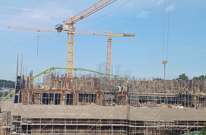 ▲ 김포시의 건설자재업체들이 지역 재개발 현장에서 입찰 기회를 얻지 못해 지역 건설 생태계가 무너질 위기라고 어려움을 호소하고 있다. 사진은 운양동 학교 건축 현장.