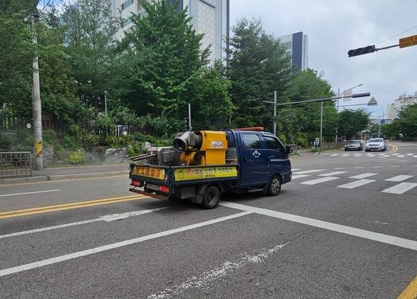 인천시 남동구가 돌발 곤충에 대한 긴급 방제 작업에 돌입하며 총력 대응에 나서고 있다.<남동구 제공>