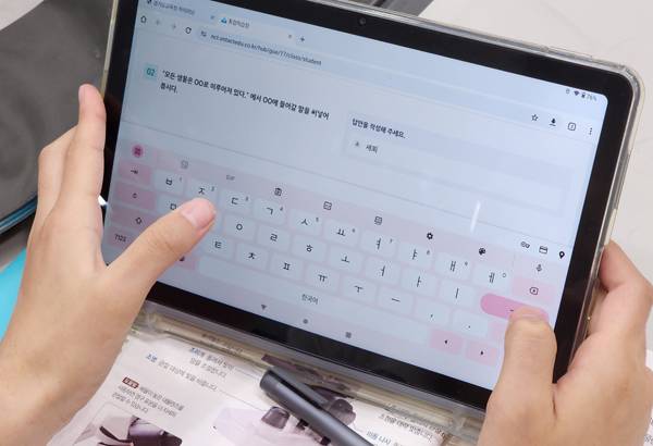 한 학생이 하이러닝을 활용한 과학수업에서 배운 내용을 퀴즈로 풀고 있다.<사진=기호일보 DB>