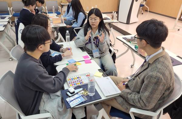 학생참여위원회에서 공모된 정책을 협의하고 있다.