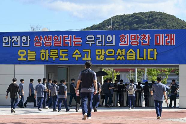 광주글로벌모터스 직원들이 지난 30일 퇴근 시간인 오후 4시 30분이 되자 공장 정문을 나가고 있다. /김진수 기자 jeans@kwangju.co.kr