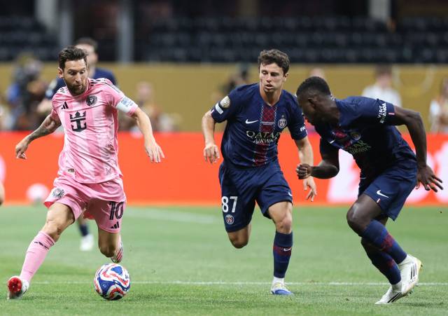 인터 마이애미의 리오넬 메시가 30일 미국 애틀란타의 메르세데스 벤츠 스타디움에서 열린 2025 클럽 월드컵 16강전 도중 PSG 선수들 앞에서 드리블을 시도하고 있다. 연합뉴스