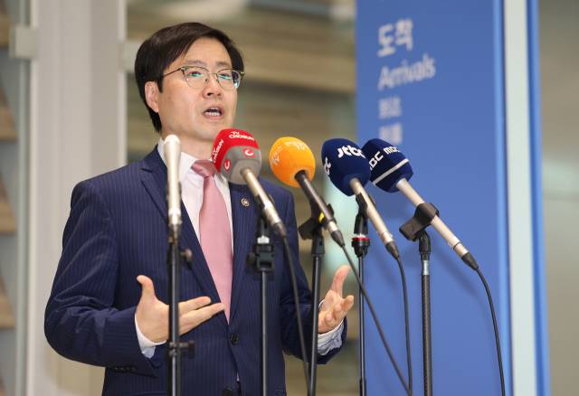 한미 고위급 통상 협상을 위해 워싱턴 DC를 방문한 여한구 산업통상자원부 통상교섭본부장이 29일 인천공항 제2터미널을 통해 귀국하며 취재진 질문에 답하고 있다. 연합뉴스