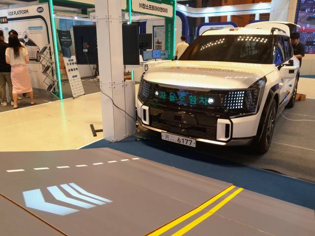 디스플레이 및 프로젝션 타입 V2H 기술이 적용된 자율주행차. 한국교통안전공단 제공