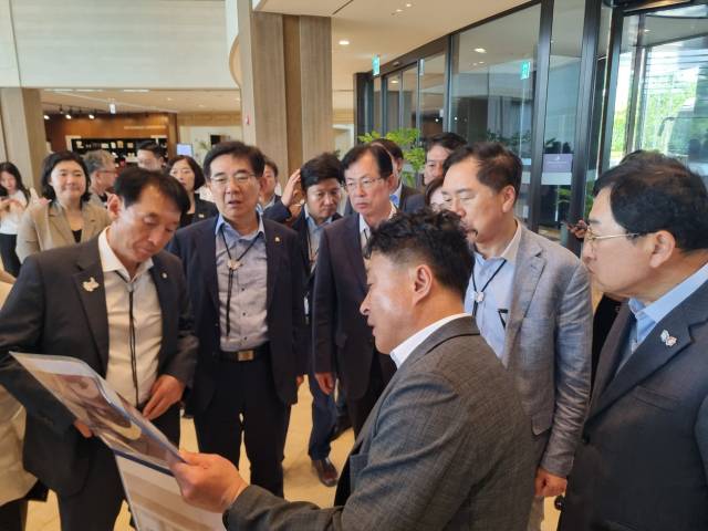 30일 오후 경주 라한 호텔 로비에서 국회 APEC 정상회의 지원 특별위원회 위원들에게 김상철 APEC 준비지원단장이 귀빈 숙소 공사 현황을 설명하고 있다. 배형욱 기자