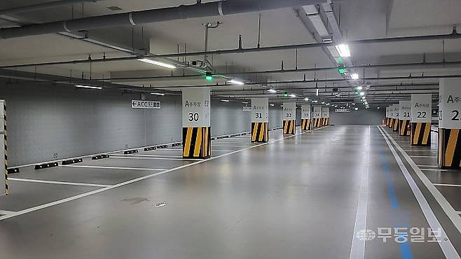 주차현황판에 만차로 표기돼 있던 국립아시아문화전당 A주차장 지하 3층. 오히려 주차된 차보다 빈 공간이 많았다.