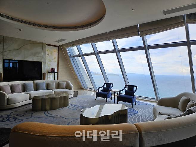 중국 하이난성 싼야시의 아틀란티스 싼야의 최고층 스위트룸 내부 전경. (사진=이데일리 이명철 특파원)